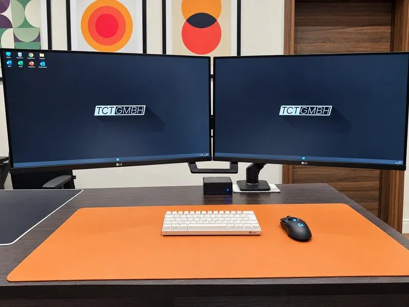 Arbeitsplatz mit zwei Monitoren
