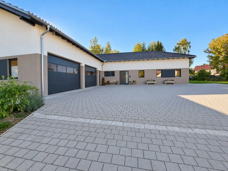 Unser Hof mit Parkmöglichkeiten für Kunden