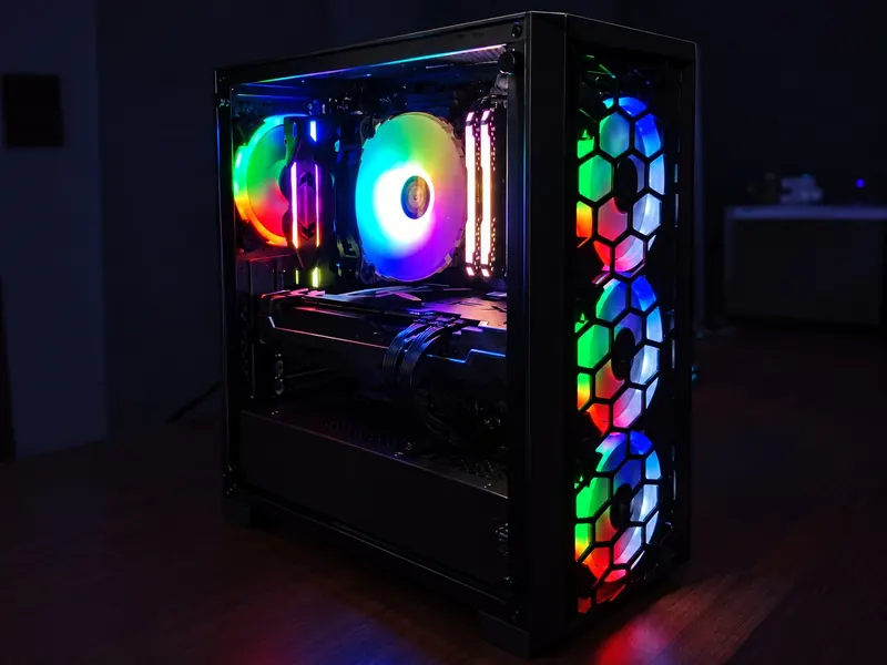 Individuell zusammengestellter PC mit RGB-Beleuchtung